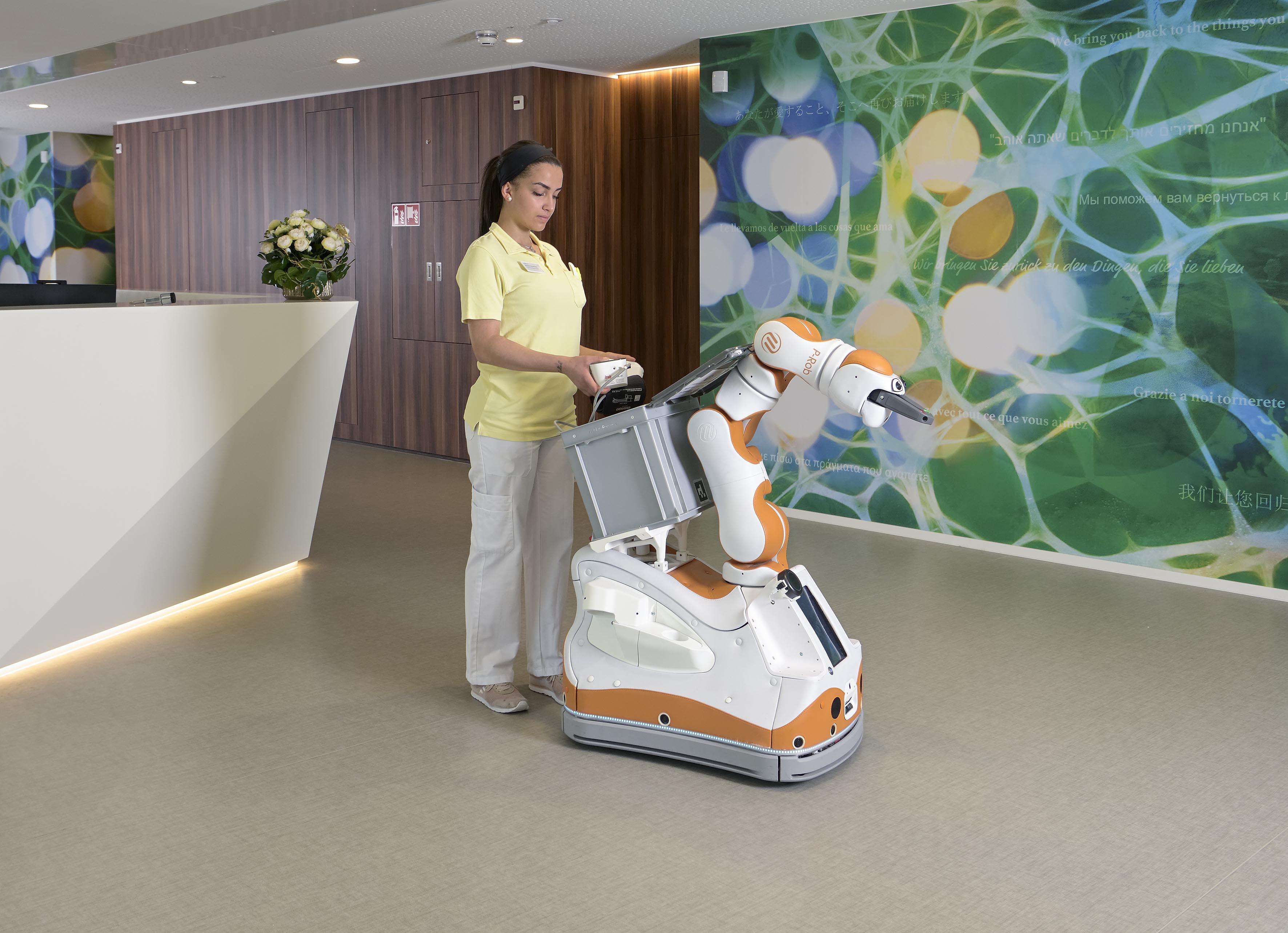 Der Roboter Lio im Einsatz.