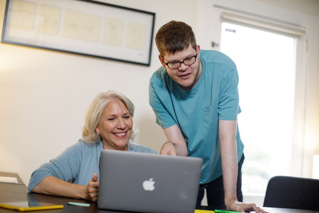 IT Berater arbeiten mit Coaches von auticon bei Kunden