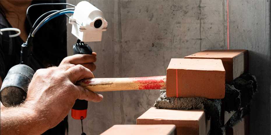 The computer programme of the ETH spin-off helps the bricklayers to position the bricks with millimetre precision. (Photograph: ETH Zürich / Michael Lyrenmann)